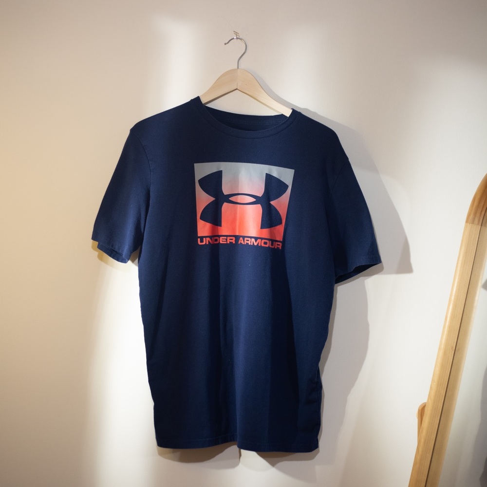 Under Armour Tee in Blue. Size M.